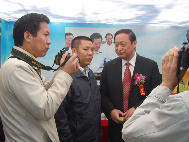 國家衛(wèi)生部副部長王國強與付國福董事長親切合影